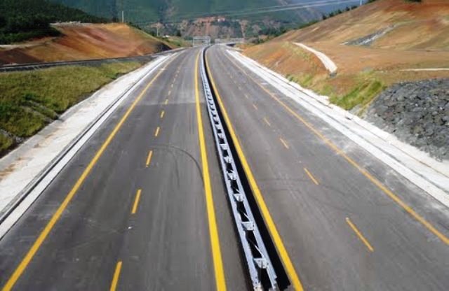 Ministria e Transporteve jep serish me koncesion mirembajtjen e rruges Durres-Kukes